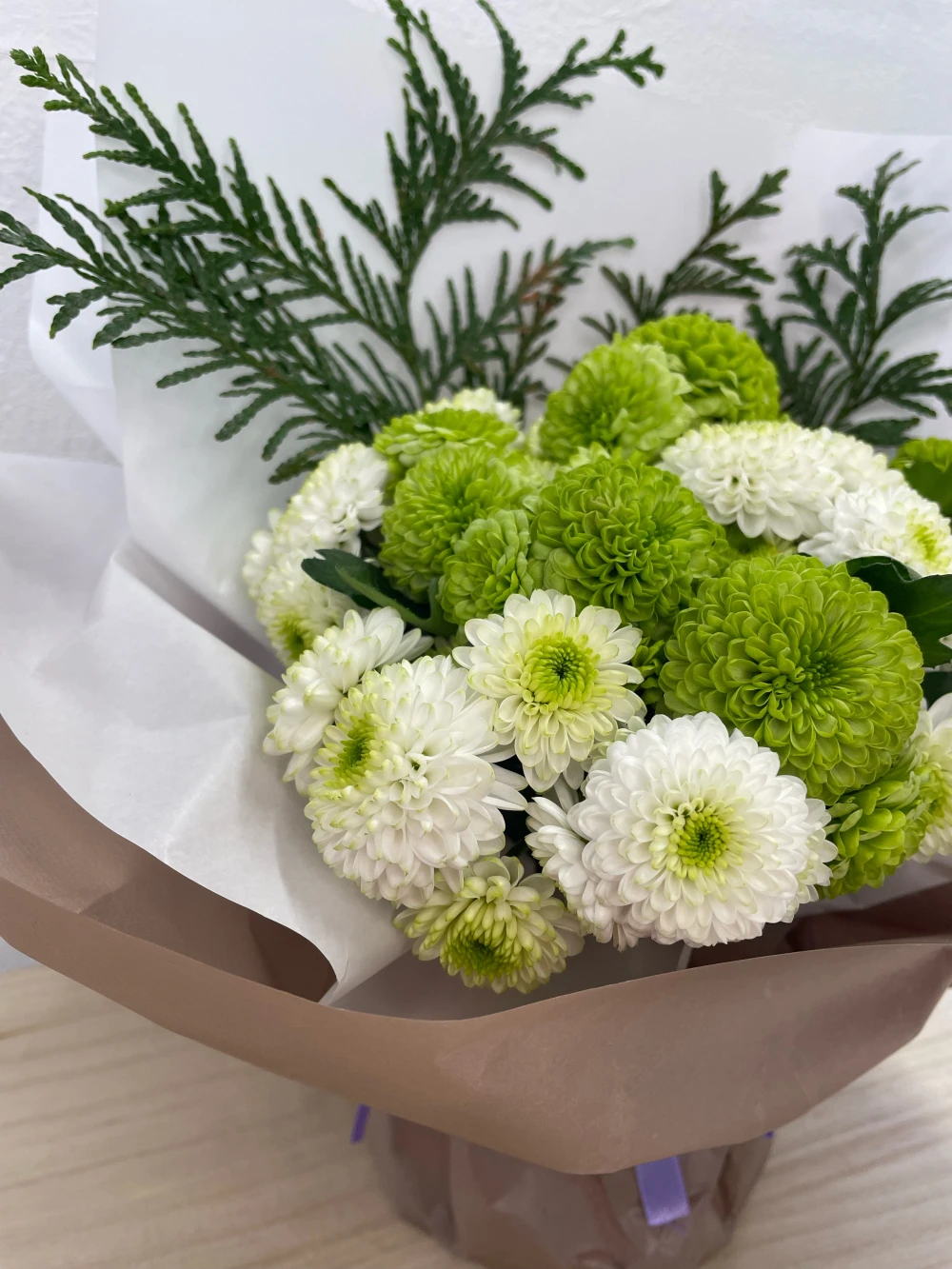 【仏花におすすめ】そのまま飾れるお供えスタンドマムブーケ！（ニオイヒバ入り）