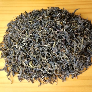 素朴な作りのお茶　茶葉名：紅富貴　新茶　釜炒り茶