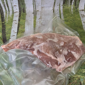 ジビエ料理、BBQに！子猪モモ肉骨付き1kg　4/10出品