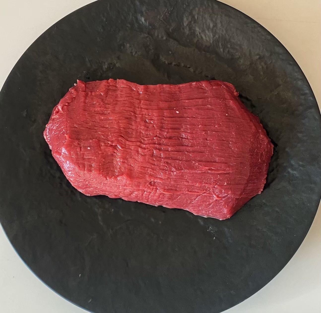 遠野鹿肉[熟成]内モモ 赤身の美しさとコクが際立つ贅沢な一品 200g(1パック~)