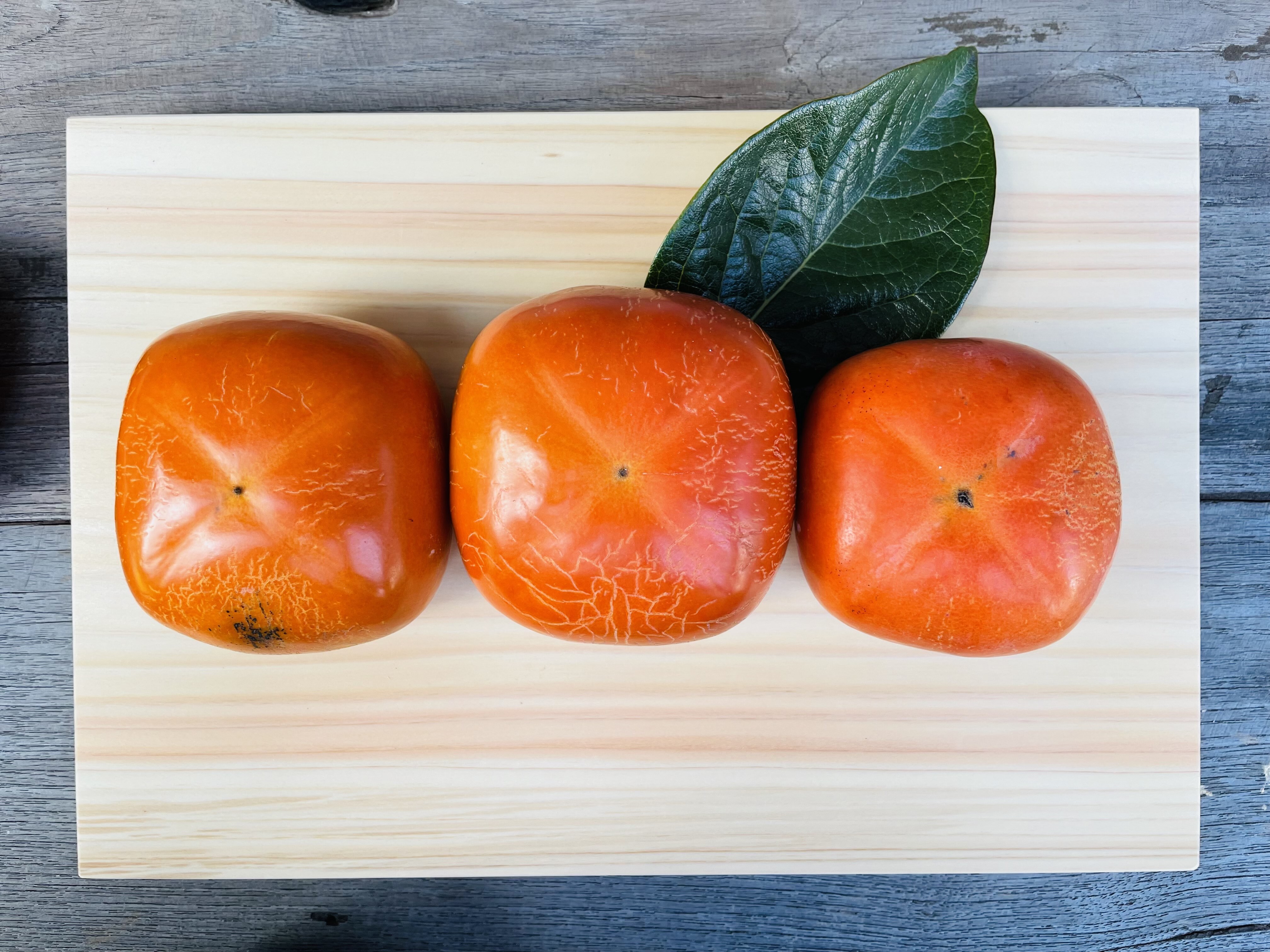 [訳あり]黒ごま柿(皮むけば同じ) 1kg 約4個