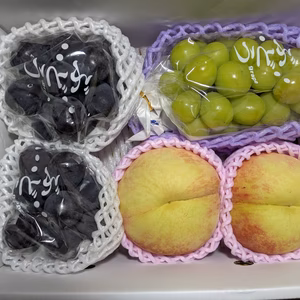 桃とぶどうの詰め合わせ