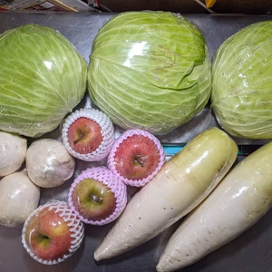 キャベツ、ダイコン、カブ、リンゴ