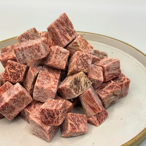 ＼ 新商品 ／ 使いたい分だけ使える！パラパラ里山牛さいころステーキ 500g