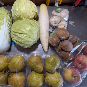 ハクサイ、キャベツ、ダイコン、ニンニク、キウイ、リンゴ、洋ナシ