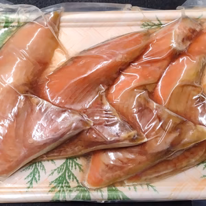 北海道宗谷産！生冷鮭カマ 300g x 2 (600g)
