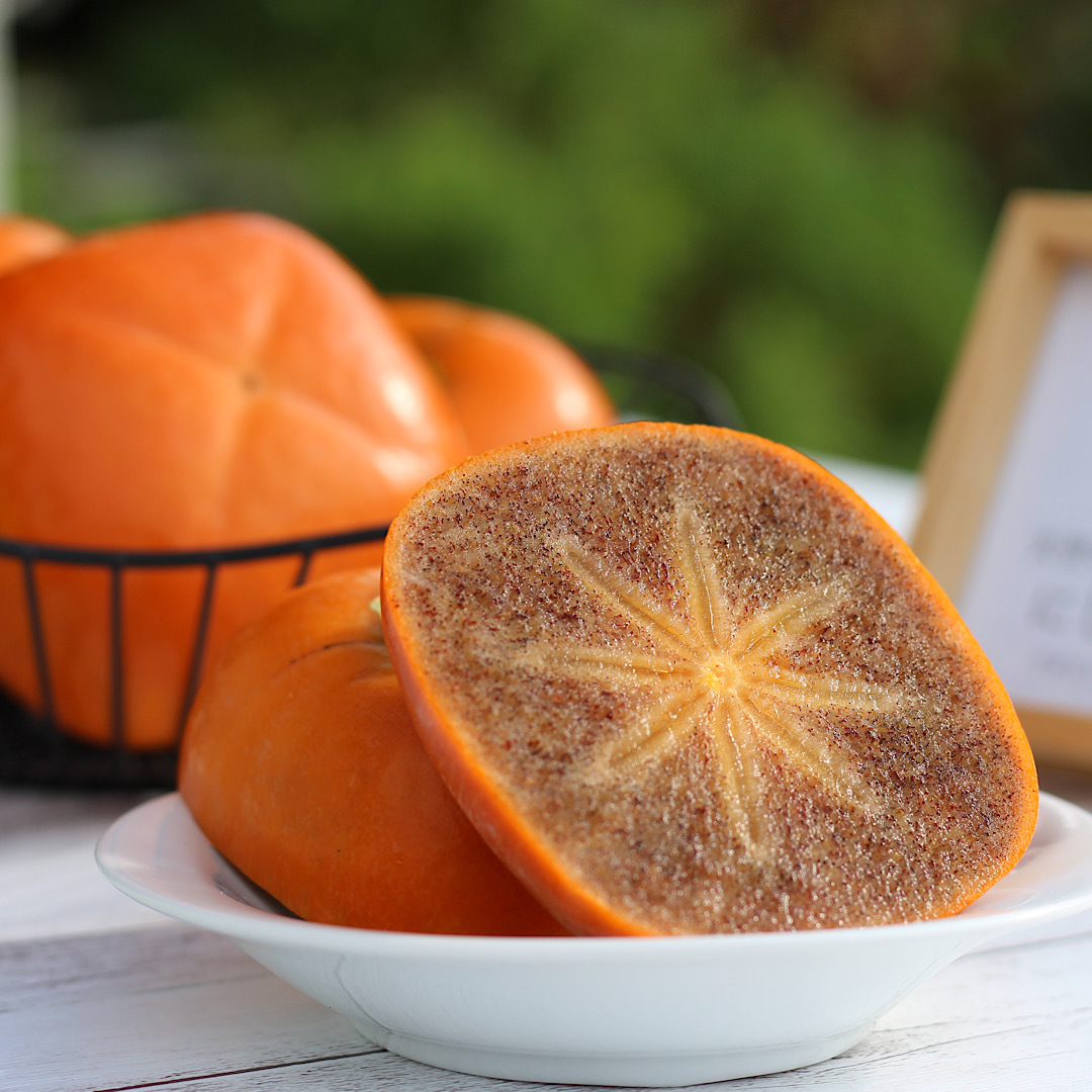 11月中旬頃発送予定、天空の村からお届け♩果肉の黒い柿[紀の川柿] 小箱(約2kg、約6個〜9個)