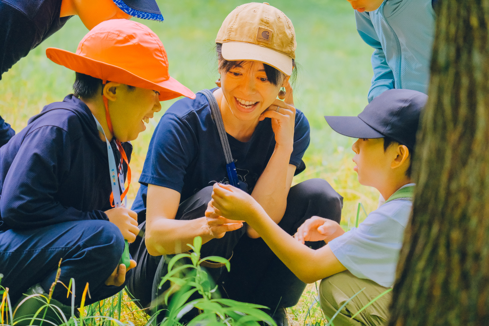 思い思いに森の中で遊びをつくる体験