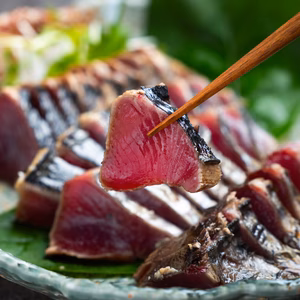 【日戻りケンケン漁】カツオの藁燻し【外は燻製、中はレア】