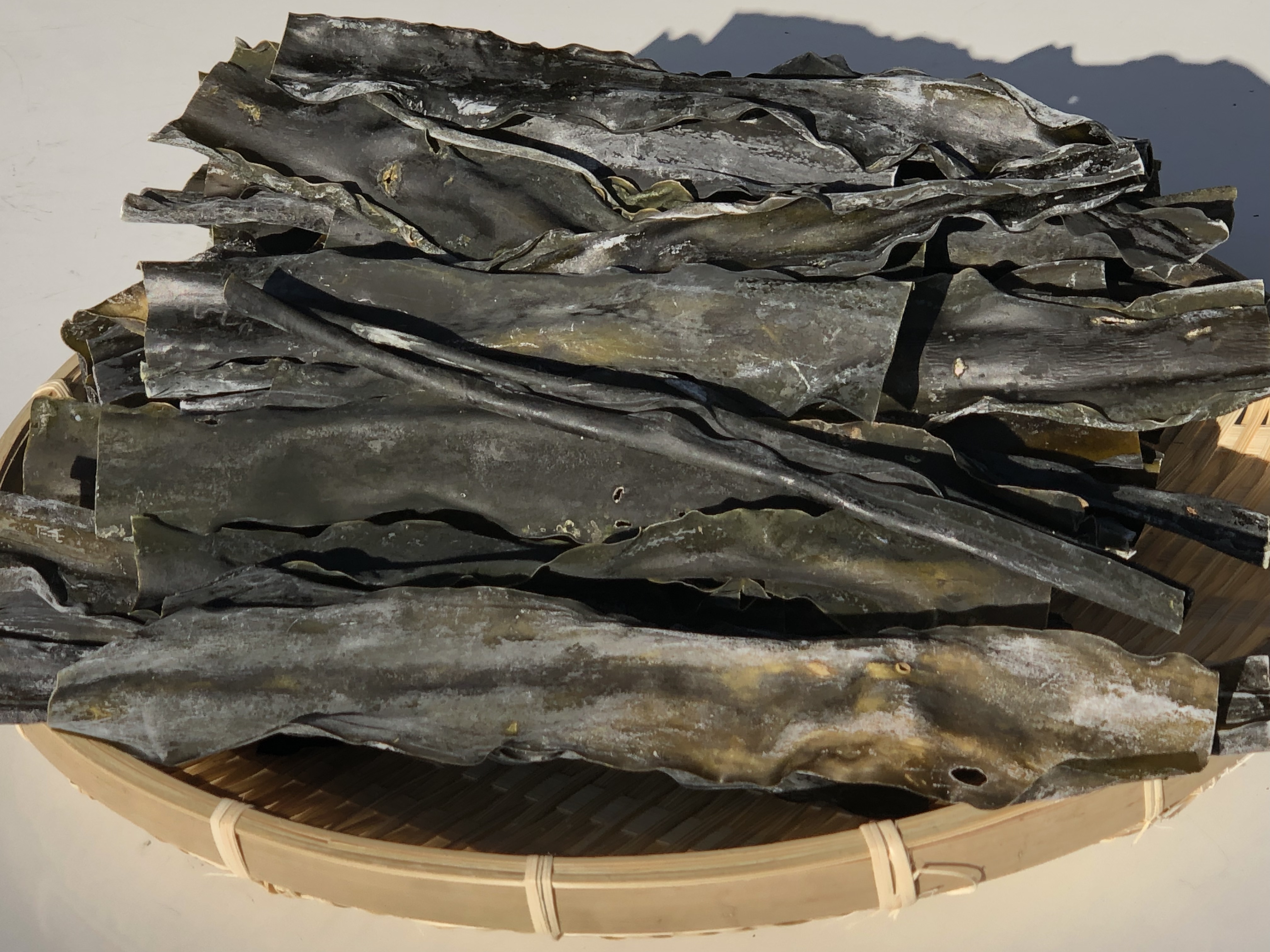 [訳あり]たっぷり300g! 天然黒昆布 1箱300g
