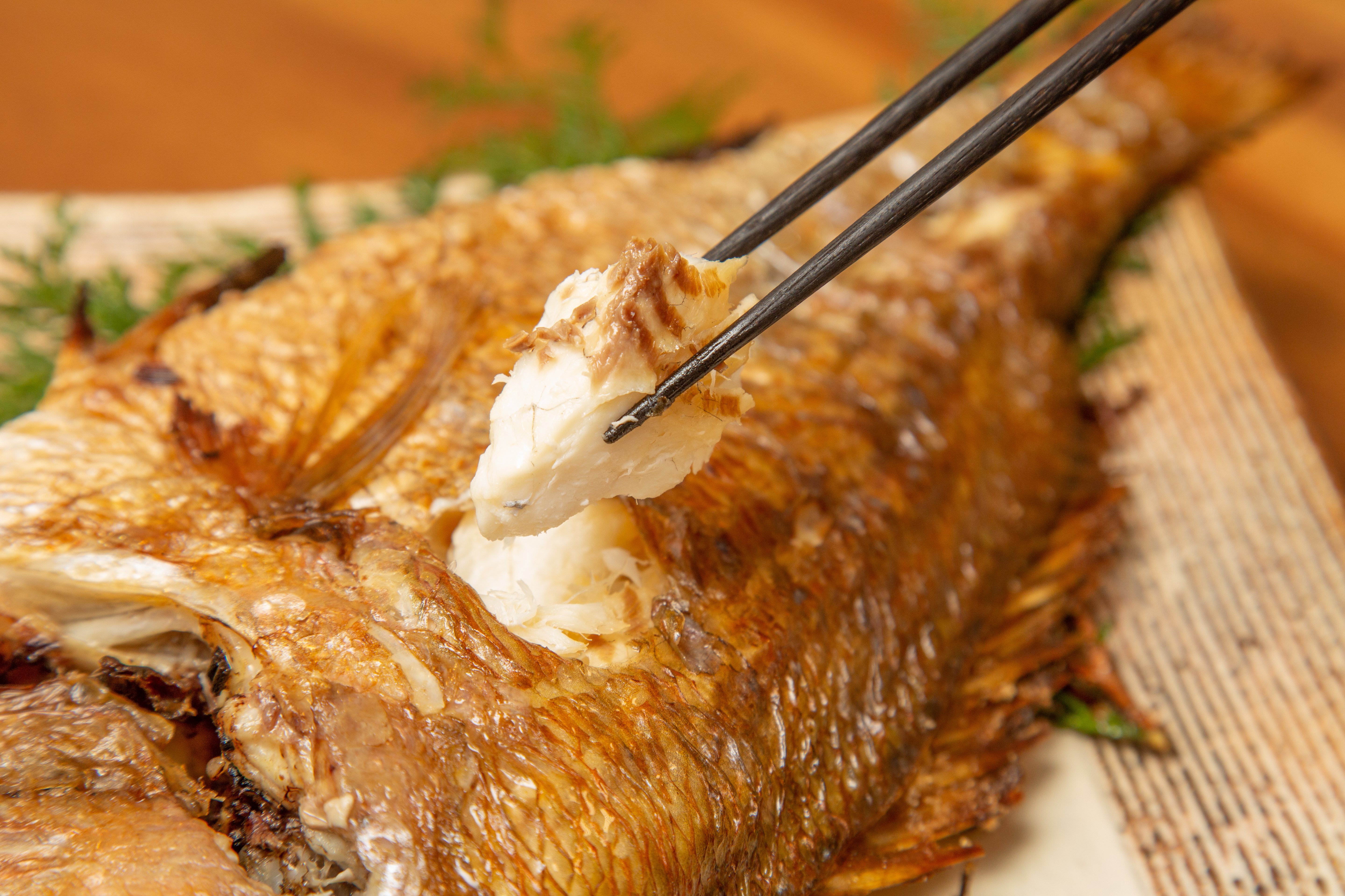 じゅわ〜っと溢れ出す旨味と甘味!熟練の技で焼き上げた塩焼き真鯛をご自宅で! ◎脂がじゅわっと溢れ出る塩焼き!