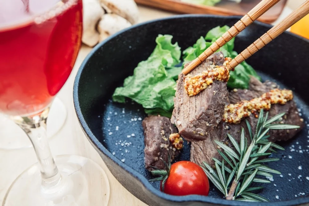自家製タレに漬け込んだ焼肉用鹿肉スライス