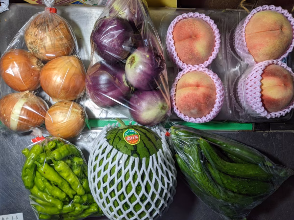 キュウリ、シシトウ、スイカ、丸ナス、タマネギ、桃