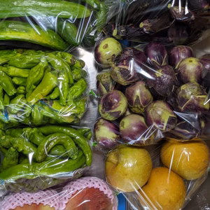 桃と梨と野菜の詰め合わせ