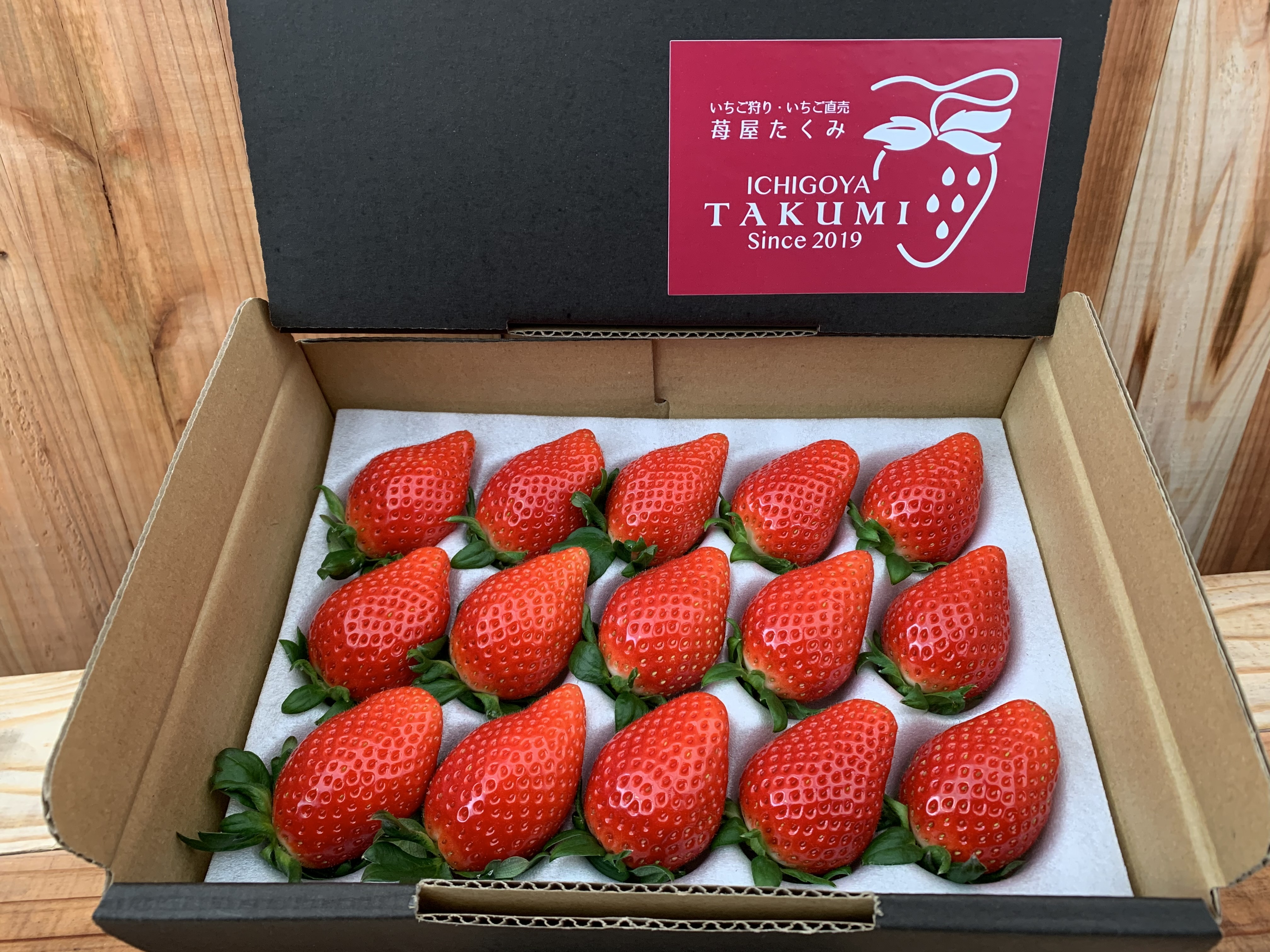 品評会最高金賞受賞 朝採れ甘熟いちご (1箱あたり 400g以上)｜いちごの