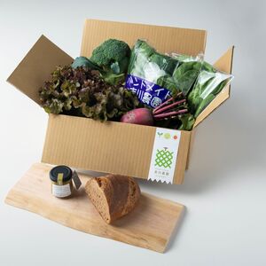 休日のブランチ＆スイーツセット（ドイツパン、ソース、メロンのお菓子、野菜）