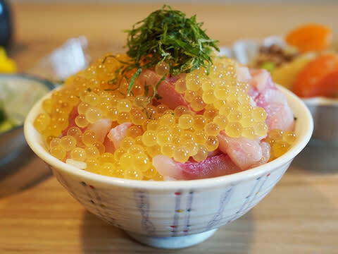 黄金色に輝く貴重な卵 岩魚のイクラ醤油漬け 1g 農家漁師から産地直送の通販 ポケットマルシェ