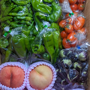 桃と夏野菜の詰め合わせ