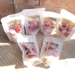 冷凍苺と練乳を一緒に袋に入れた冷たいスイーツ！