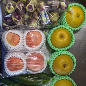 桃と梨と野菜の詰め合わせ