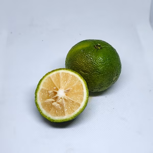 タイムセール　珍しいとげナシゆずからの柚子（黄色くなり始めてる果実もあります）