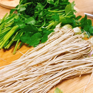 根っこが主役！湯沢市産『三関せり』 1000ｇ