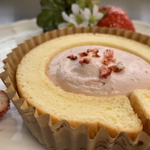 お試し2個セット♡冷凍でお届け！いちごたっぷりムースクリームのロールケーキ