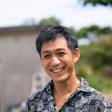 山城昌泉 | 久米島赤鶏牧場