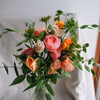 バラと草花のクラッチブーケ