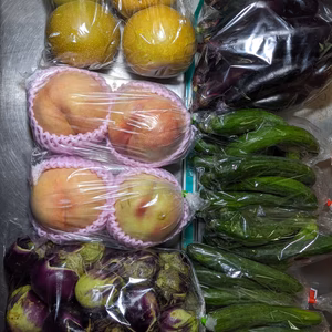 桃と梨と野菜の詰め合わせ