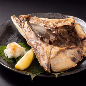 【1度で5度美味しい】1匹に1kgしか取れない希少部位『天然寒ブリかぶと半身』
