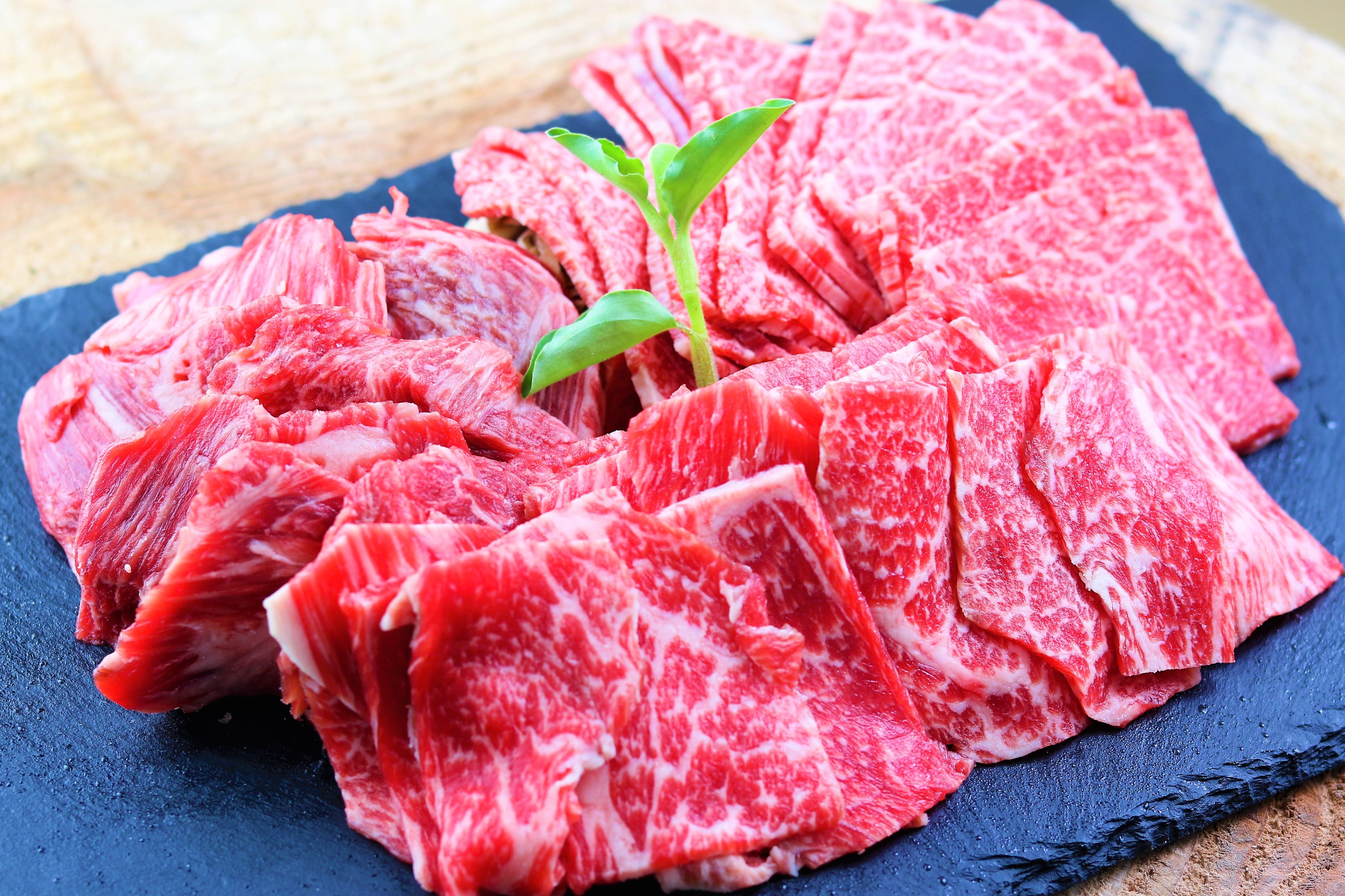 ＜ スーパーSALE 10％OFF ￥4480→￥4030 ＞牛 しゃぶしゃぶ 焼しゃぶ に！ グラスフェッドビーフ すき焼き ニュージーランド 牧草牛 成長促進ホルモン剤不使用 抗生物質残留ゼロ 父の日 お中元 贈答品 ギフト