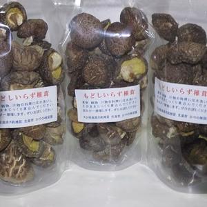 乾しいたけ小粒（戻しいらず　大分産　１００ｇ入り３袋　ビタミンDが豊富な中肉小粒