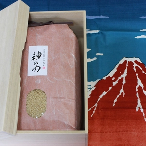 自然米スーパー「神の力」白米5kg桐箱赤富士風呂敷包み