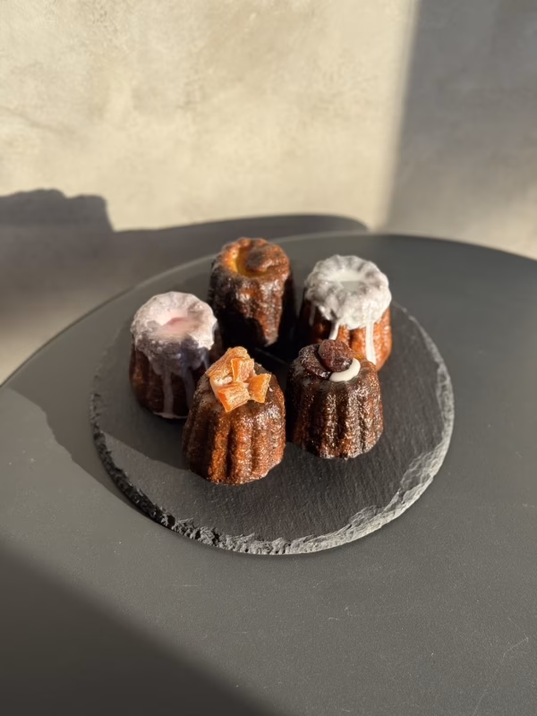 勝沼ラム酒香るカヌレ・ド・ボルドーやシャインマスカット、赤白ワイン煮のカヌレ